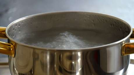 VIDEO: Un excéntrico empresario ruso se 'cuece' en una olla hirviente e invita a seguir su ejemplo