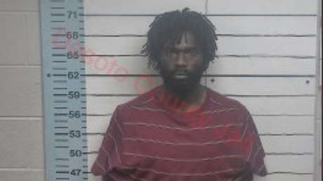 Arrestan a un asesino en EE.UU. gracias a un trozo de papel encontrado en la mano de la víctima