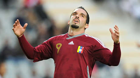 VIDEO: Mete el gol del empate en el minuto 91, pero llora de tristeza porque elimina al equipo de su padre