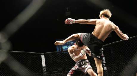 VIDEO: Luchador ruso de MMA noquea a su rival de EE.UU. con un brutal rodillazo volador a la mandíbula en apenas 10 segundos