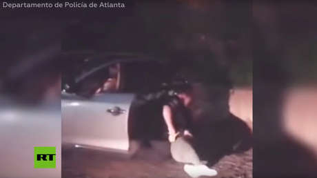 VIDEO: Un policía de EE.UU. aplica reiteradas descargas con una táser a una mujer frente a su hija de 4 años