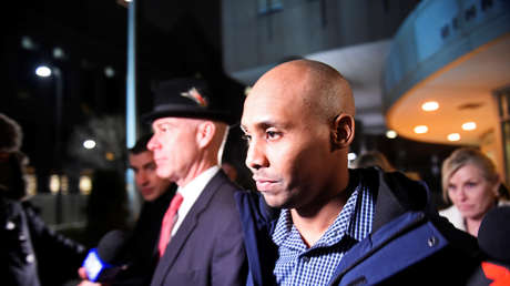 "Mantén la boca cerrada": Revelan videos grabados momentos después de que un policía matara a tiros a una mujer desarmada en EE.UU.