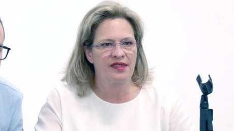 Dimite la ministra de Medio Ambiente de México tras causar el retraso de un vuelo comercial