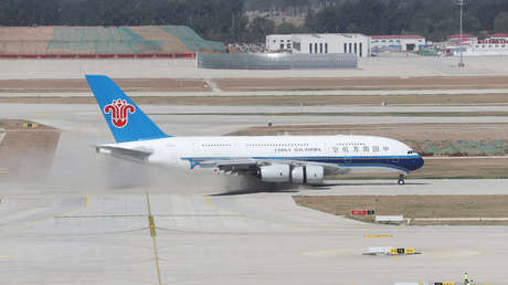 FOTOS: Pilotos chinos logran aterrizar un Airbus A380 con el parabrisas desecho por el granizo