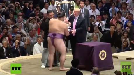 VIDEO: Trump sube a una arena de sumo en Japón y la Red estalla en burlas