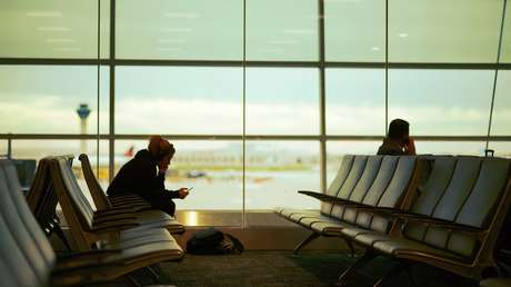 ¿Qué amenaza esconde cargar dispositivos electrónicos en los enchufes USB de los aeropuertos?