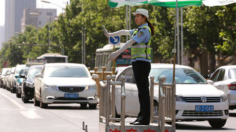 Un conductor chino se rasca la cara y recibe una multa (IMAGEN)