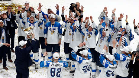 VIDEO: Un periodista se come el diario en el que había ninguneado al campeón mundial de hockey sobre hielo