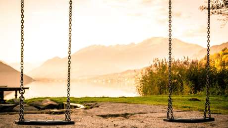 "Así es la vida en Rusia": Un niño se balancea con calma en un columpio delante de un devastador incendio (VIDEO)