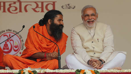India: Un gurú del yoga insta al Gobierno a despojar a los terceros hijos al derecho al voto