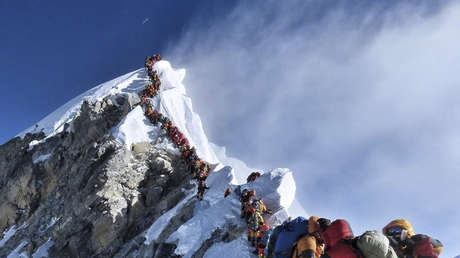 El alpinismo masificado en el Everest deja colas kilométricas y muertos (VIDEO, FOTO)
