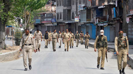 VIDEO: Graban a 5 policías indios maltratando y golpeando a una mujer con un cinturón