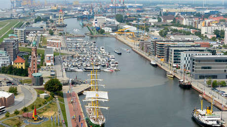 VIDEO: Un velero ruso se estrella contra un minibús Mercedes