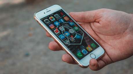 Un joven muere electrocutado mientras utilizaba su teléfono conectado al cargador