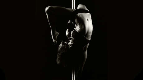 Un club español de fútbol se disculpa tras viralizarse su fiesta con una 'stripper' disfrazada de Catwoman