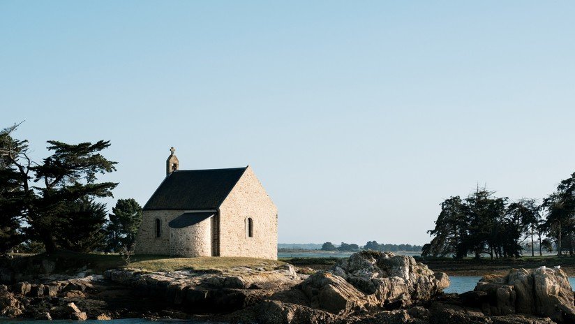 Una iglesia del siglo XVI aparece en medio de un embalse en México