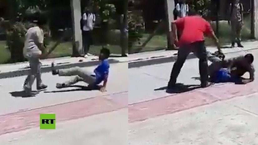 VIDEO: Un profesor mexicano golpea con su cinturón a dos estudiantes enzarzados en una pelea