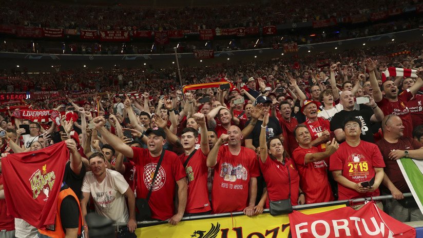 Una mujer semidesnuda se 'roba' la final de la Liga de Campeones e incendia las redes (VIDEO)