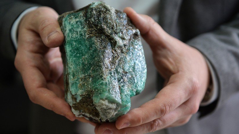 La mayor de los últimos 30 años: Hallan una rara esmeralda de 1,6 kilos en Rusia (FOTOS)