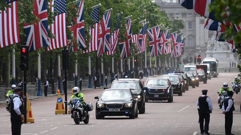 FOTO: La limusina de Trump se para en una gasolinera en Londres y causa un masivo bloqueo policial del tráfico