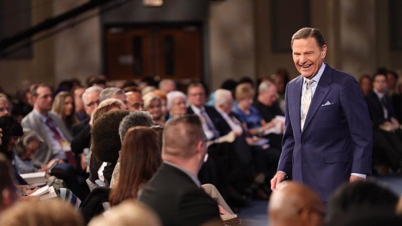 Un predicador evangélico con una flota de aviones privados se niega a viajar como cualquier persona por "cosas bíblicas y espirituales"