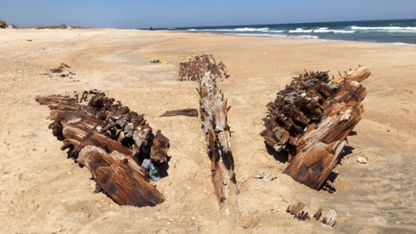 FOTO: Arenas movedizas revelan el "esqueleto" de un naufragio en el llamado Cementerio del Atlántico