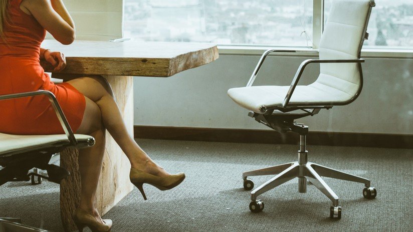 Un ministro japonés califica el uso obligatorio de tacones altos en el trabajo como "necesario y apropiado"