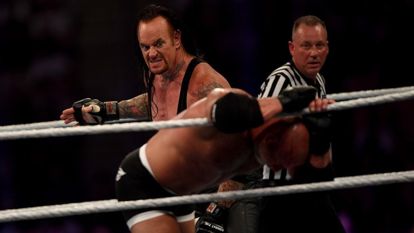 VIDEO: El luchador Goldberg "se noquea" a sí mismo en el combate contra The Undertaker en Arabia Saudita