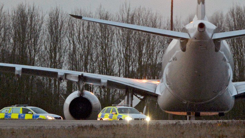 Una pasajera despliega el tobogán de escape de un avión por sus ganas de ir al baño