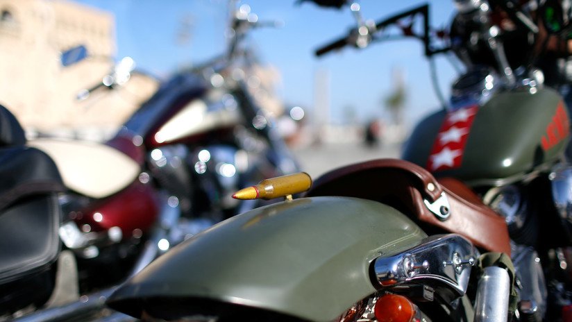 VIDEO: Un 'youtuber' se graba manejando su moto con los pies a 100 km/h y muere horas después en un accidente