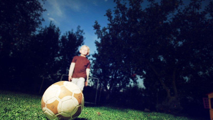 Condenan a 24 años de prisión a un exentrenador de fútbol por abusar sexualmente de sus alumnos en Reino Unido