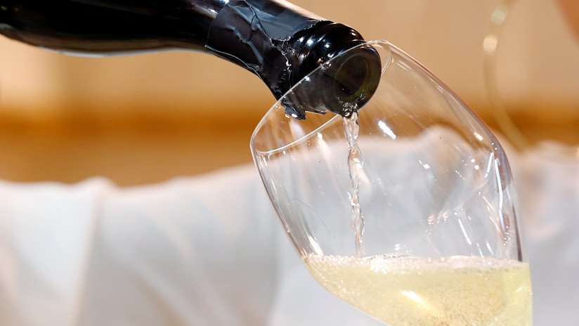 VIDEO: Un catador enseña en televisión cómo abrir un champán y la situación se sale de control