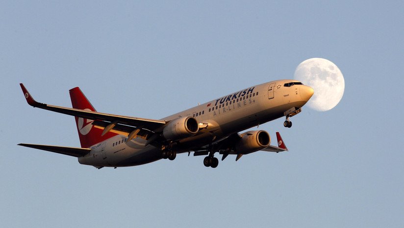 FOTOS: Pasajeros someten a un hombre agresivo en pleno vuelo entre Turquía y Sudán