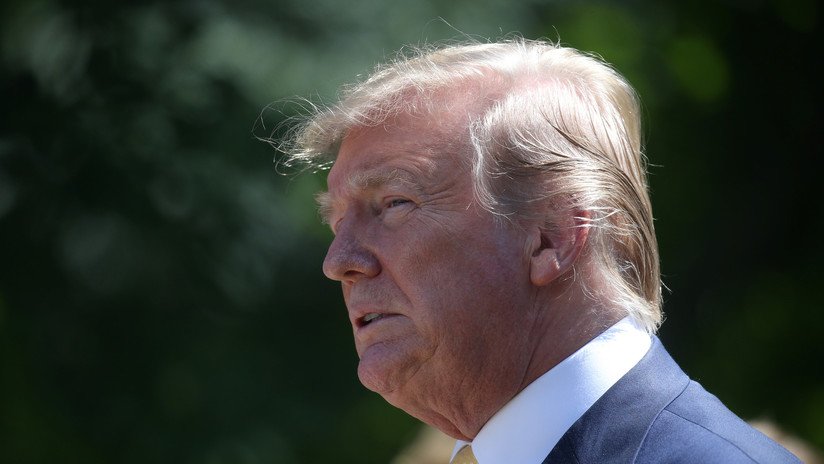 VIDEO: Trump pide a un alto funcionario abandonar el Despacho Oval por toser cuando hablaba sobre su "fantástica declaración financiera"