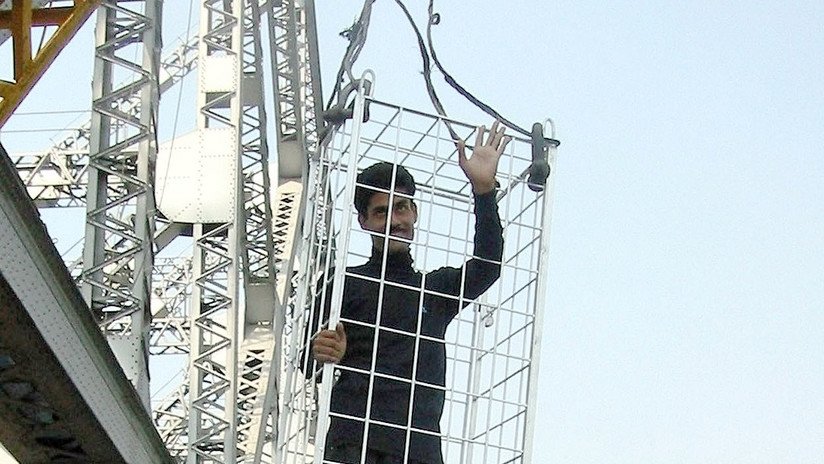 Un ilusionista desaparece tras sumergirse atado de pies y manos en un río 