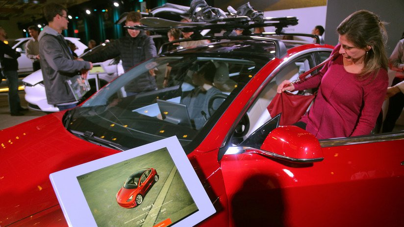 VIDEO: Una inventora fabrica su propia 'pick-up' eléctrica Tesla, cansada de esperar la versión oficial