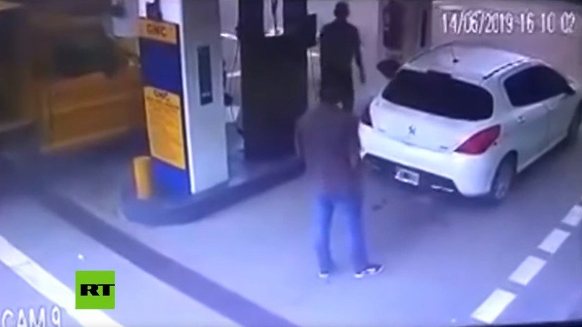 VIDEO: Narcos argentinos paran a cargar combustible y su auto explota, dejando una nube de cocaína