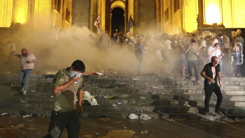 FOTO: Un productor de la agencia Ruptly es herido por una bala de goma durante los disturbios en Tiflis