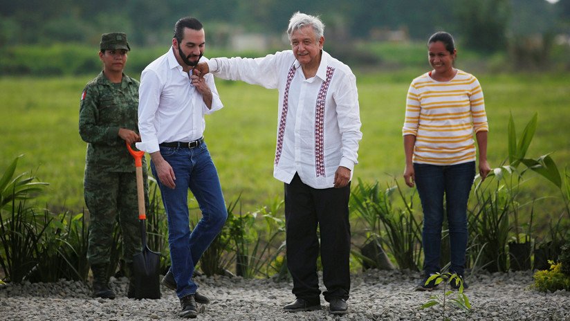 VIDEO: Momento en que López Obrador pega accidentalmente en la cara a Nayib Bukele 