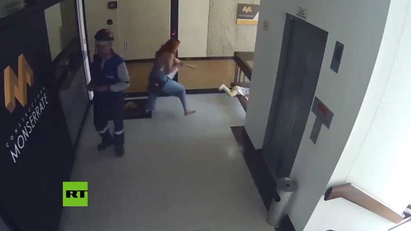 VIDEO: Mujer salva a su hijo de caer al vacío en el último segundo