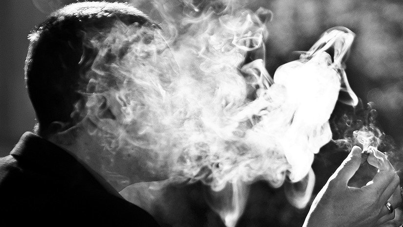 Un hombre dejó de fumar y ahorró lo suficiente para viajar a cuatro países y cambiar de auto