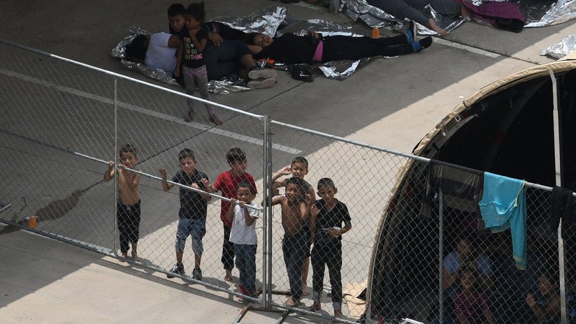 Cientos de niños migrantes salen de estación migratoria en EE.UU. tras escándalo por malas condiciones