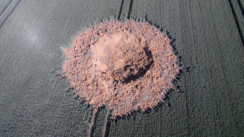 Una bomba de la II Guerra Mundial explota en un campo de Alemania y deja un vasto cráter (VIDEO)