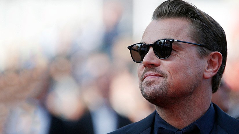 Leonardo DiCaprio recibe un balonazo en la cara durante un partido de voleibol y se hace viral (FOTOS)