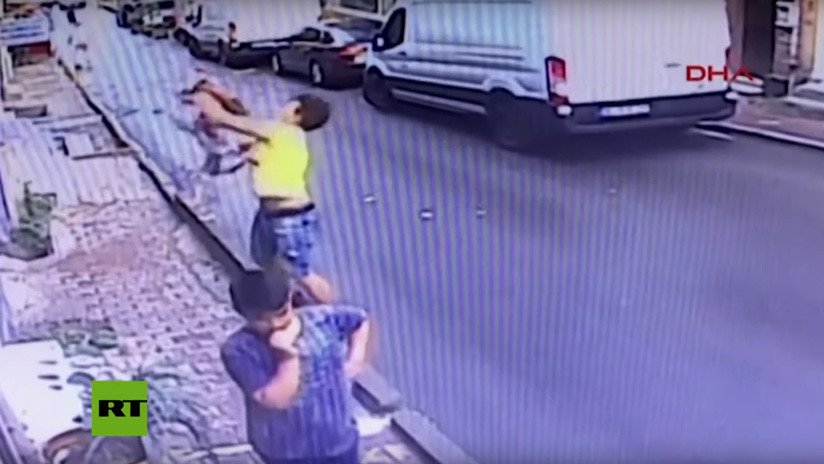 VIDEO: Un adolescente atrapa al vuelo a una niña de 2 años que cayó por una ventana