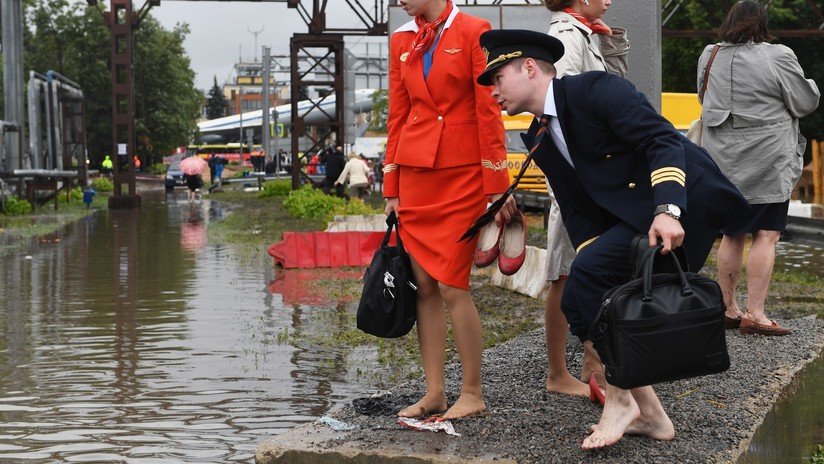 VIDEOS: Autos quedan flotando en un aeropuerto de Moscú debido a las fuertes lluvias 
