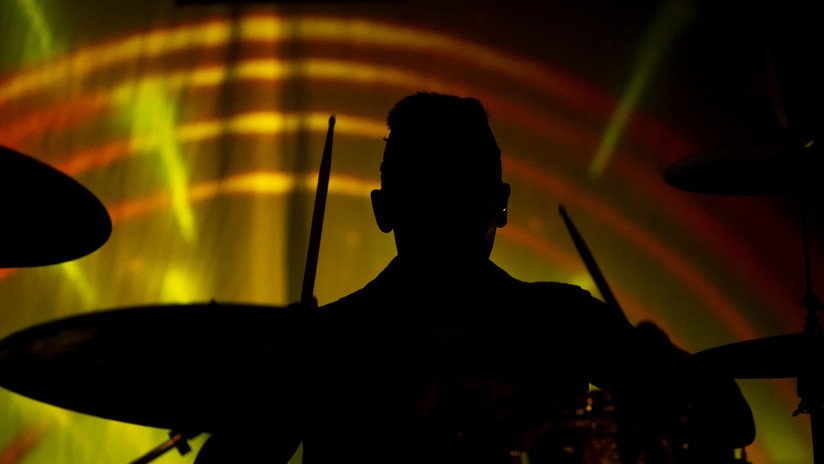 VIDEO: Un baterista sufre un derrame cerebral en directo, continúa tocando con una mano y se desmaya