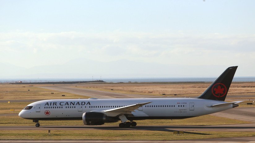 Otra mujer es olvidada en un avión de Air Canada: esperaba una silla de ruedas pero "nunca" volvieron