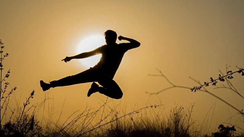 VIDEO: Un luchador de artes marciales mixtas desenrosca la tapa de una botella con una patada