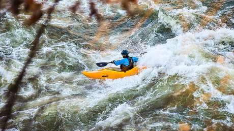 VIDEO: Un kayakista hace un pasmoso 'salto mortal' para caer tranquilamente desde un dique